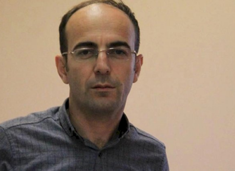 Həbsdə olan jurnalistin anasının dəfnində iştirakına icazə verildi