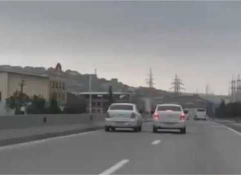 Yolda sürət yarışı təşkil edən sürücülər saxlanıldı