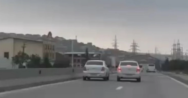 Yolda sürət yarışı təşkil edən sürücülər saxlanıldı Yolda sürət yarışı təşkil edən sürücülər saxlanıldı