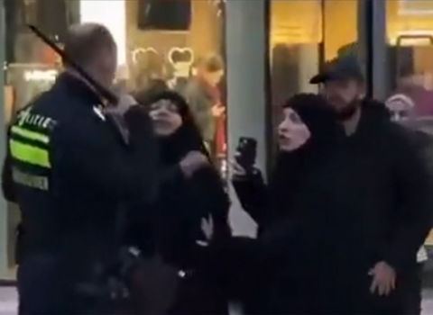 DƏHŞƏT: Holland polisi hicablı qadınları belə bıçaqladı – ŞOK VİDEO
