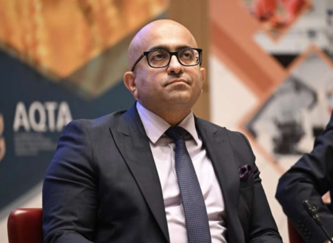 Nazir sədr müavinini işdən çıxardı