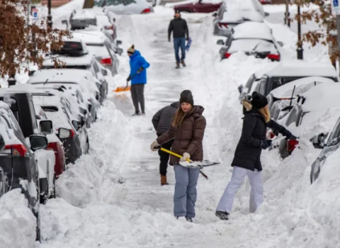 TƏHLÜKƏ: Güclü qar onlarla insanın həyatını aldı