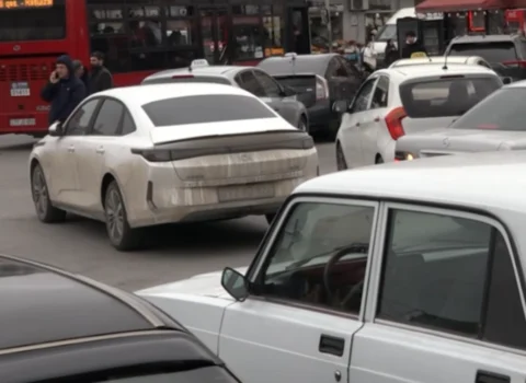 Binəqədinin mərkəzində xaos: “15 dəqiqəlik yolu saat yarıma gedirik”