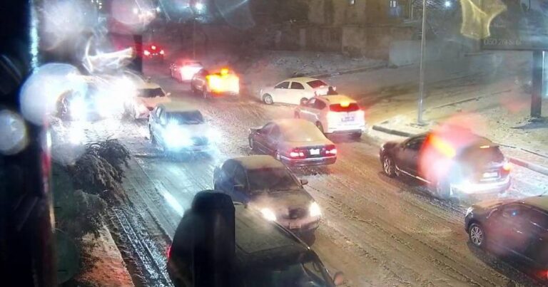Bakıya qar yağır, bu yollarda hərəkət çətinləşdi – Fotolar Bakıya qar yağır, bu yollarda hərəkət çətinləşdi – Fotolar