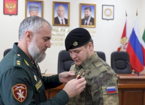 Ramazan Kadırovun oğlu avtomobil qəzasından sonra medalla təltif edildi