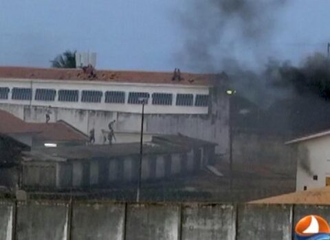 Bu ölkədə məhbuslar qiyam qaldırdı: 46 nəfər girov…