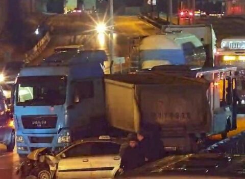 Kənar dairəvi yolda buzlaşma səbəbindən qəza oldu – Fotolar