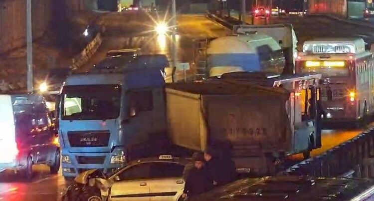 Kənar dairəvi yolda buzlaşma səbəbindən qəza oldu – Fotolar Kənar dairəvi yolda buzlaşma səbəbindən qəza oldu – Fotolar