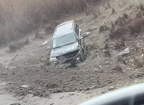 Zabratda avtomobil dərəyə aşdı