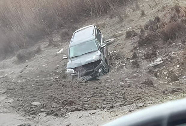 Zabratda avtomobil dərəyə aşdı