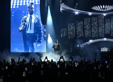 6 ildən sonra verdiyi konsertdə izdiham yaşandı – Video