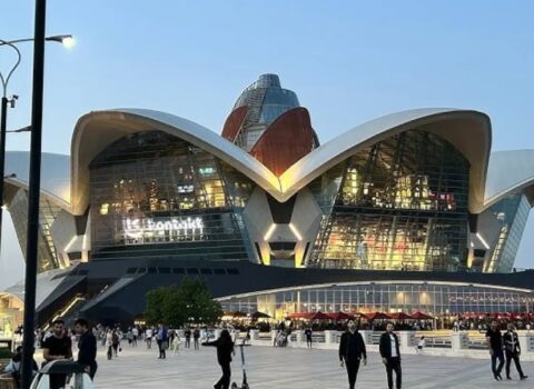 “Dəniz Mall”ın qarşısında ağır qəza: Yaralı var