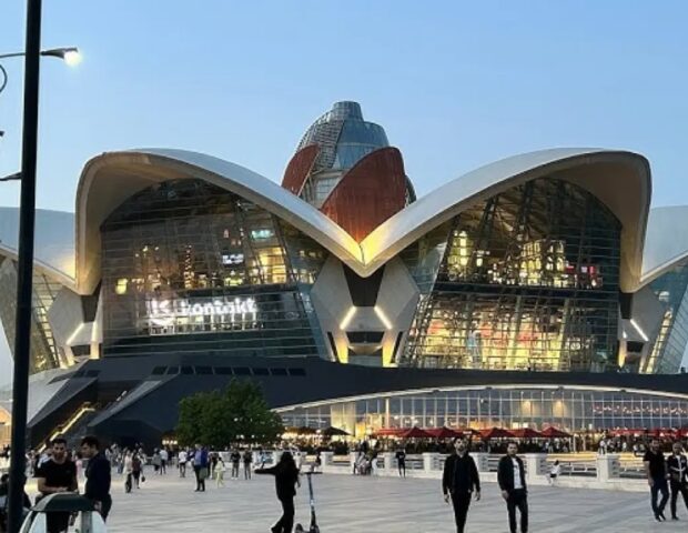 “Dəniz Mall”ın qarşısında ağır qəza: Yaralı var