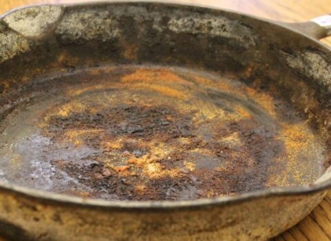 Soda və limona ehtiyac yoxdur: Tavadakı pası söküb atan möcüzəvi üsul