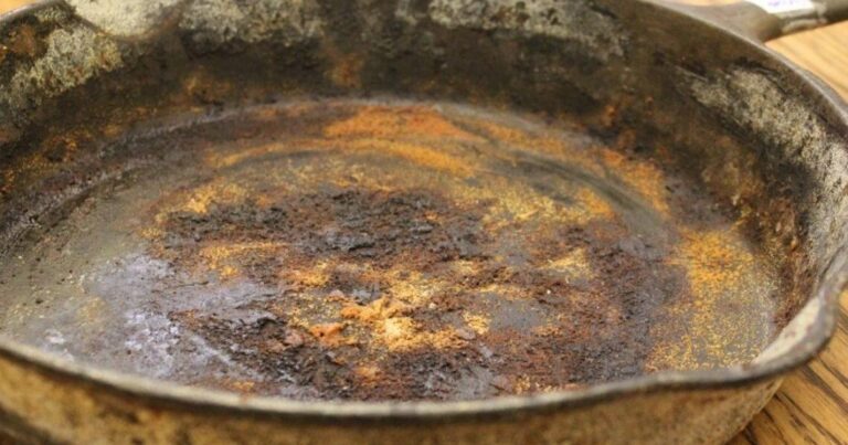 Soda və limona ehtiyac yoxdur: Tavadakı pası söküb atan möcüzəvi üsul