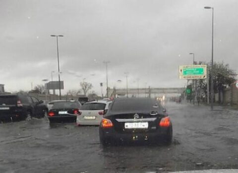 Bakının mərkəzində boru PARTLADI – Yolu su BASDI – VİDEO