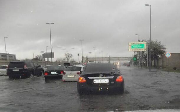 Bakının mərkəzində boru PARTLADI – Yolu su BASDI – VİDEO