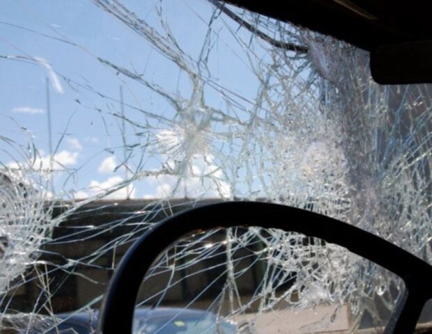 Gəncədə minik avtomobili ağaca çırpılıb, xəsarət alan var