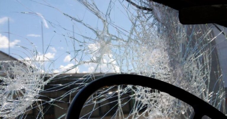 Gəncədə minik avtomobili ağaca çırpılıb, xəsarət alan var Gəncədə minik avtomobili ağaca çırpılıb, xəsarət alan var