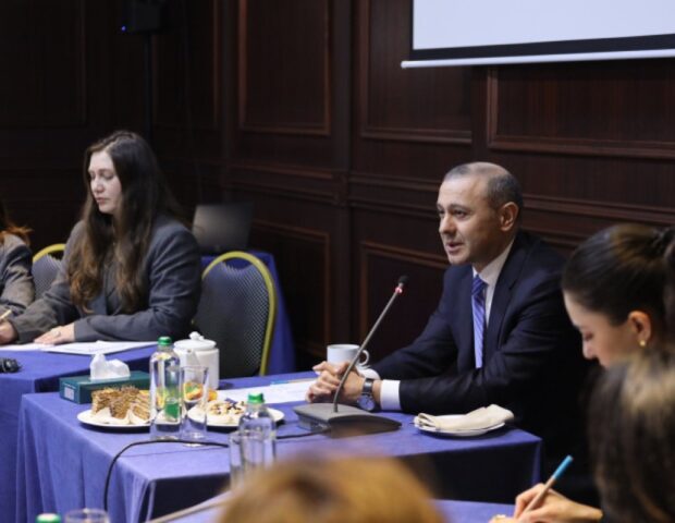 Armen Qriqoryan Azərbaycanın vətəndaş cəmiyyəti nümayəndələri ilə görüşdü