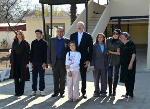 Prezident ailəsi ilə onlara qonaq getdi – Fotolar