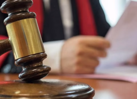 İş saatı dəyişdirilən işçi 30 min manat təzminat aldı