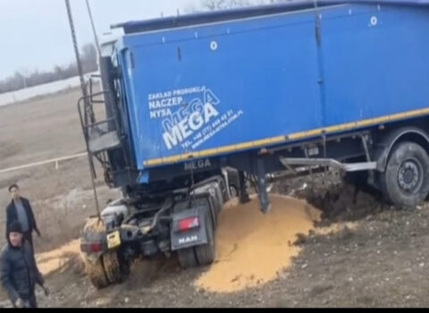 Ucarda yük maşını ilə minik maşını toqquşdu