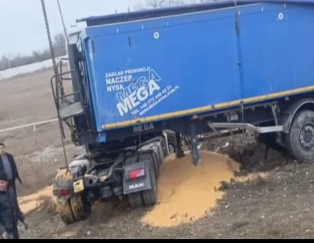 Ucarda yük maşını ilə minik maşını toqquşdu