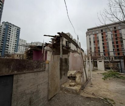 “Nizami City”nin vətəndaşın mənzilini təhlükəli hala saldığı bildirilir – “Gecələr növbə çəkirik” – FOTO