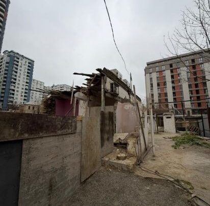 “Nizami City”nin vətəndaşın mənzilini təhlükəli hala saldığı bildirilir – “Gecələr növbə çəkirik” – FOTO