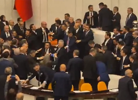 Türkiyə parlamentində dava düşdü – Video