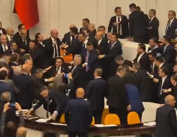 Türkiyə parlamentində dava düşdü – Video