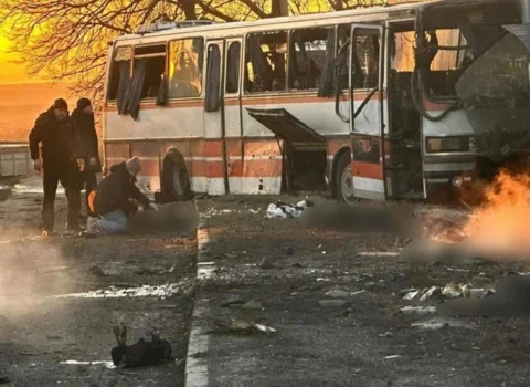 Rusiya Ukraynada mədənçilərin olduğu avtobusa dronlarla hücum edib, 10‑dan çox insan ölüb