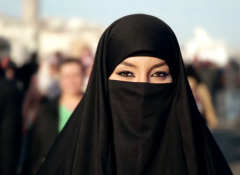 Bu ölkədə qadınları döyməyə rəsmi icazə verildi