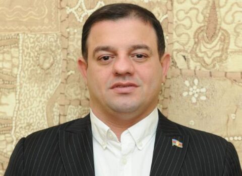 Azadlığa çıxan Ata Abdullayev alqışlarla qarşılandı — Şüar səsləndirdi (VİDEO)