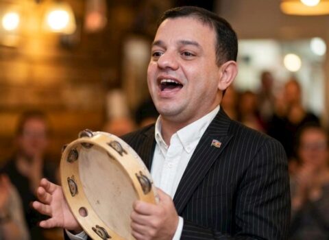 Ata Abdullayev müğənniliyə başlayır – Muğam dərslərinə yazıldı