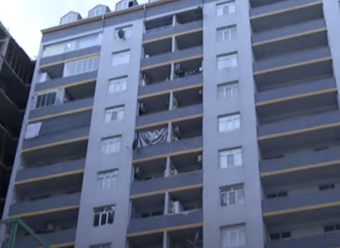 Bakıda 13-cü mərtəbədən yıxılan gənc SAĞ QALDI