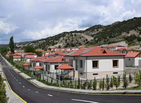 Bakıda mənzili olan keçmiş məcburi köçkünlərə də Qarabağda ev veriləcək? – Deputatdan VACİB AÇIQLAMA