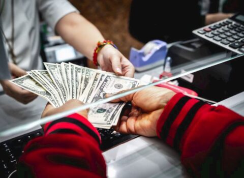 Dollarla əmanət qoyanlara xəbərdarlıq — Gəliriniz azala bilər