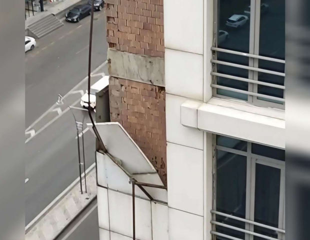 Külək məşhur biznes mərkəzinin fasadını qopardı – VİDEO
