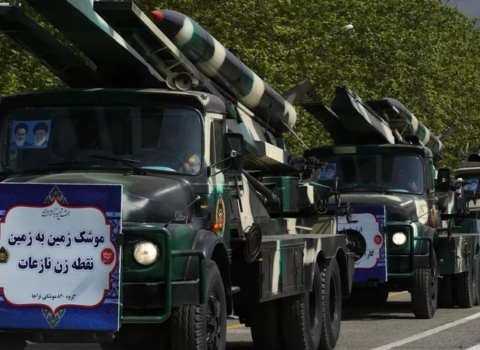 İran yeni silahlarının nümayişini dayandırdı