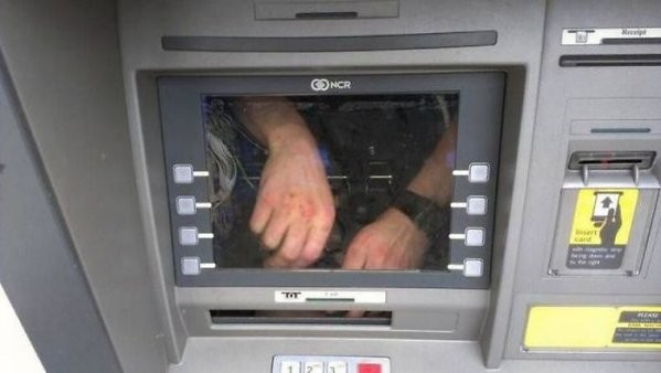 Ahılların kartlarından oğurluq edən şəxs tutuldu Ahılların kartlarından oğurluq edən şəxs tutuldu