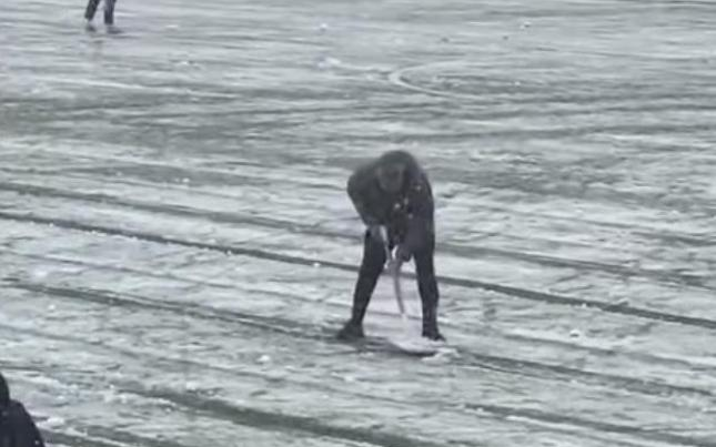 Qurban Qurbanov meydanı qardan təmizləyir – VİDEO