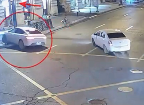 Bakıda avtomobil işıqfora çırpıldı – VİDEO