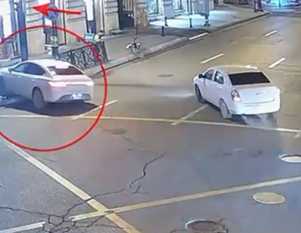 Bakıda avtomobil işıqfora çırpıldı – VİDEO