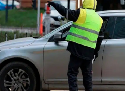 Qadın sürücünün üzünə tüpürən “parkovşik” həbs edildi