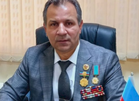 Qanunsuz orden-medallar təsis edən QHT rəhbərinin məhkəməsi başladı