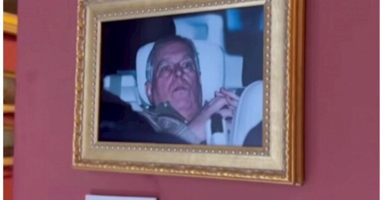 Luvrda kralın qalmaqallı qardaşının fotosunu asdılar