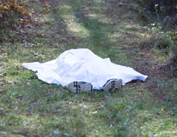 30 yaşlı qadının meyiti evinin həyətindən tapıldı