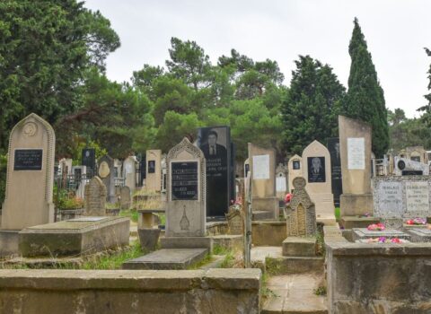 Azərbaycanda məzar daşına yazılan cümlə ŞOK ETDİ